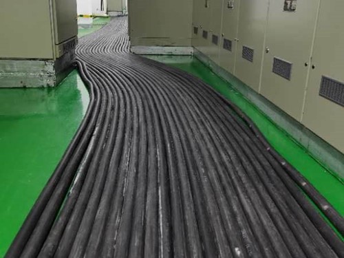 罗山如何根据理论计算公式计算温度对特定电压测量结果的影响？